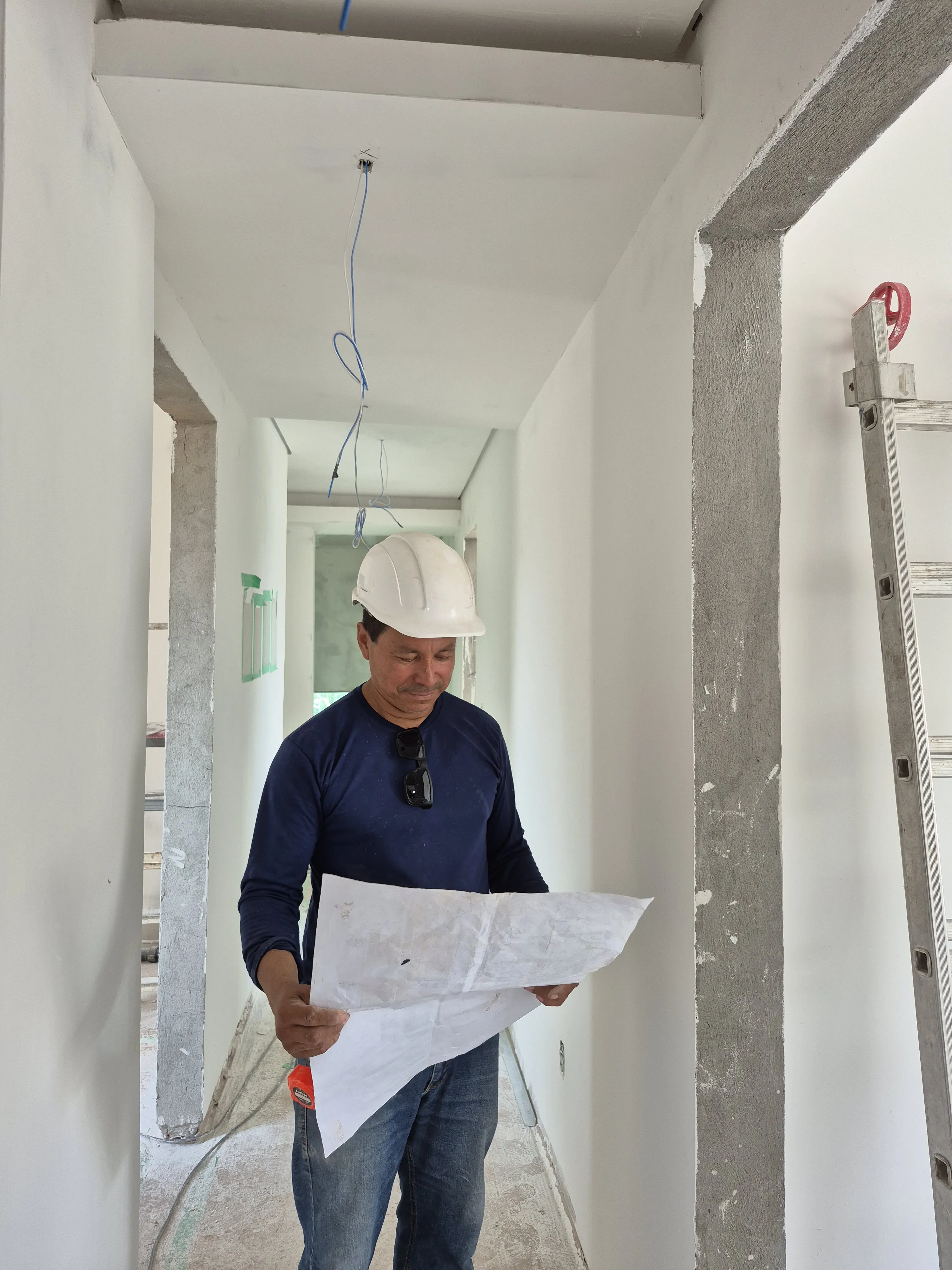 Mestre Ivanildo no canteiro de obras